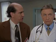 (v.li.): Sam Lloyd (Ted Buckland), Ken Jenkins (Dr. Bob Kelso). (v.li.): Sam Lloyd (Ted Buckland), Ken Jenkins (Dr. Bob Kelso).