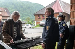 Die Dorfbewohner, auch Wolfgang L&auml;sser (Wolfgang Packh&auml;user), m&uuml;ssen ihre Jagdwaffen von Clemens Neumann (J&ouml;rg Witte) und Maja Jung (Deniz Orta) &uuml;berpr&uuml;fen lassen.