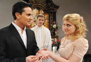 ARD STURM DER LIEBE FOLGE 1728. Hochzeit: Thiago (Alfonso Losa, l.) und Mandy (Lara Mandoki, r.) geben sich vor Martin (David Paryla, M.) ihr Eheversprechen. ARD STURM DER LIEBE FOLGE 1728. Hochzeit: Thiago (Alfonso Losa, l.) und Mandy (Lara Mandoki, r.) geben sich vor Martin (David Paryla, M.) ihr Eheversprechen.