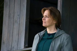 Verteidigerin Anna Notrup (Martina Gedeck) hat ein Wiederaufnahmeverfahren &uuml;bernommen, f&uuml;r das sie in einem Schwarzwalddorf recherchiert.