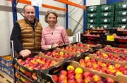 Anna Planken (r.) mit Sadri Limani im K&uuml;hlhaus von Limani Fruchtgro&szlig;handel im Gro&szlig;markt Duisburg.
