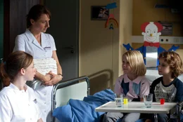 Die Praktikantin Carolin (Carolyn Genzkow, li) und Schwester Louisa (Christina Gro&szlig;e) k&uuml;mmern sich aufmerksam um ihren kleinen Patienten Linus (Michael Hecker, 2.v.r.) und Elvis (Lennard Schulz, re.).
