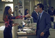 Angie (Lana Parrilla, l.) &uuml;berreicht Charlie (Charlie Sheen, r.) einen Brief, auf den er schon sehns&uuml;chtig gewartet hat.