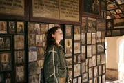 Mia (Nadja Sabersky) betrachtet die Bilder an der Wand in der Kirche. Mia (Nadja Sabersky) betrachtet die Bilder an der Wand in der Kirche.