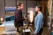 Jenny (Julia Obst) träumt von Urlaub und bucht heimlich zwei Wochen Thailand. Sebastian (Dominik Stricker) fällt aus allen Wolken und ist sauer, weil die Rechnung der Solaranlage teurer ist als ursprünglich veranschlagt. Jenny (Julia Obst) träumt von Urlaub und bucht heimlich zwei Wochen Thailand. Sebastian (Dominik Stricker) fällt aus allen Wolken und ist sauer, weil die Rechnung der Solaranlage teurer ist als ursprünglich veranschlagt.