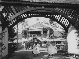 Zwei Kellnerinnen auf dem Oktoberfest im Jahr 1905.