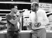 SFB1 LIEBLING KREUZBERG I. Staffel, Folge 2: Ein dringender Fall, Regie Heinz Schirk. Rechtsanwalt Robert Liebling (Manfred Krug) mit dem 17 Jahre alten Bodo (Martin May), der in einen Supermarkt eingebrochen ist und den Gesch&auml;ftsf&uuml;hrer als Geisel genommen hat.