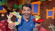 Juri hat einen Obstkranz gebastelt und verwandelt die Früchte heute in lustige Tiergesichter zum Naschen. Juri hat einen Obstkranz gebastelt und verwandelt die Früchte heute in lustige Tiergesichter zum Naschen.