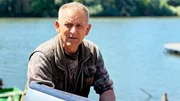 J&aacute;nos T&oacute;th beim Fischen auf dem Thei&szlig;-Fluss. Seit dem Verbot der kommerziellen Fischerei in Ungarn darf der Fischer nur noch Silberkarpfen (im Bild) und Zwergwelse fangen &ndash; zwei invasive Fischarten, die den einheimischen Fischbestand bedrohen und nicht viel Geld beim Verkauf an Restaurants bringen.