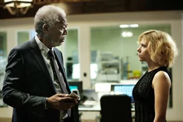 Prof. Norman (Morgan Freeman), Lucy (Scarlett Johansson).