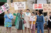 Mrs Clam (Belinda Lang, 3.v.l.), Bernice McDowell (Dani Moseley, 2.v.r.) und Pamela Millington (Grace Molony, r.)