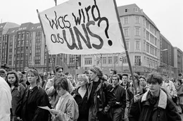 Die DDR im Sommer '90: ein Land zwischen zwei Gesellschaftssystemen, zwischen Nichtmehr und Nochnicht. Das Leben ist im Umbruch, die Welt steht offen. Alles scheint m&ouml;glich &ndash; und nichts sicher. In Ost-Berlin wird die Einheit verhandelt und gegen die drohende Abwicklung demonstriert. Der Film erz&auml;hlt vom Sommer der ungeahnten M&ouml;glichkeiten. Vom Aufbruch ins Ungewisse und Momenten der Anarchie. - Demonstration im Fr&uuml;hsommer 1990