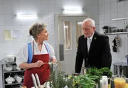 Alfons (Sepp Schauer, r.) gesteht Hildegard (Antje Hagen, l.), dass es doch keine so gute Idee war, Martin am Fürstenhof zu beschäftigen. Alfons (Sepp Schauer, r.) gesteht Hildegard (Antje Hagen, l.), dass es doch keine so gute Idee war, Martin am Fürstenhof zu beschäftigen.
