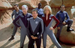 Der einstige Kommandant des TV-Raumschiffs "NSEA Protector" Jason Nesmith (Tim Allen, vorne M.) und seine Rentner-Crew: Gwen DeMarco (Sigourney Weaver, 2.v.r.), Alexander Dane (Alan Rickman, 2.v.l.), Fred Kwan (Tony Shalhoub, r.), Guy Fleegman (Sam Rockwell, l.) und Tommy Webber (Daryl Mitchell, 3.v.r.) ...