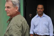 L-R: Gibbs (Mark Harmon) und Direktor Leon Vance (Rocky Carroll)