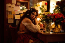 Salma (Grace Palma) erh&auml;lt in ihrer Garderobe am Broadway Besuch von Doug, den sie in einem Kinderheim kennenlernte.
