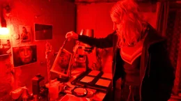 Johanna Schreier (Mareike Beykirch) entwickelt Fotos im Fotolabor.