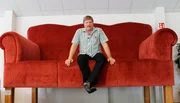 NDR Fernsehen DIE OSTFRIESEN-CLIQUE (2/3), „Herr Hicken und seine Polster“. Manfred Hicken baut Ostfriesensofas in allen Größen und Farben. NDR Fernsehen DIE OSTFRIESEN-CLIQUE (2/3), „Herr Hicken und seine Polster“. Manfred Hicken baut Ostfriesensofas in allen Größen und Farben.