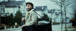 Zhenia (Alex Utgoff) auf dem Weg zur Arbeit.