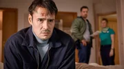 Moritz Muhl (Tilman Strauß) macht Angst, dass er sich an nichts aus seinem Vorleben erinnern kann, selbst seinen Namen musste Hotelangestellte Nadeschka (Ruby Ann Rawson) für Achim Schatz (Julian Bayer) ermitteln. Moritz Muhl (Tilman Strauß) macht Angst, dass er sich an nichts aus seinem Vorleben erinnern kann, selbst seinen Namen musste Hotelangestellte Nadeschka (Ruby Ann Rawson) für Achim Schatz (Julian Bayer) ermitteln.