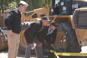 Das NCIS-Team entdeckt eine in ein Hochzeitskleid gekleidete Frauenleiche auf einem Navy-Stützpunkt. Gibbs (Mark Harmon, M.) und Kate (Sasha Alexander, r.) finden heraus, dass es sich bei der Toten um eine vor anderthalb Jahren spurlos verschwundene Navy-Soldatin handelt ... Das NCIS-Team entdeckt eine in ein Hochzeitskleid gekleidete Frauenleiche auf einem Navy-Stützpunkt. Gibbs (Mark Harmon, M.) und Kate (Sasha Alexander, r.) finden heraus, dass es sich bei der Toten um eine vor anderthalb Jahren spurlos verschwundene Navy-Soldatin handelt ...