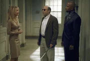 Caitlin (Heather Locklear, l.) beginnt, mit einem Blinden auszugehen, und ist verzweifelt, als dieser sie zu langweilig findet und sitzen l&auml;sst. Carter (Michael Boatman, r.) wird Zeuge dieses Spektakels.