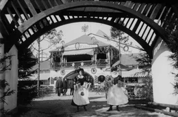 Zwei Kellnerinnen auf dem Oktoberfest im Jahr 1905. Weiteres Bildmaterial finden Sie unter www.br-foto.de.