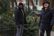 Dembe Zuma (Hisham Tawfiq) und Raymond 'Red' Reddington (James Spader)