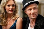 Michelle Carlsson (Josephine Bornebusch) feiert mit einem Mitglied des Drehteams.