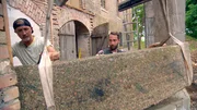 Baustart Terrasse. Marcel (l.) und Leonard Engel Baustart Terrasse. Marcel (l.) und Leonard Engel
