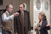 Die Rentner Magda Friebig (Petra Kelling, r.) und Max Foldt (Hans Peter Korff, l.) f&uuml;hren Markus Gellert zu Einbrecher Ronnie, den sie auf frischer Tat ertappt haben.