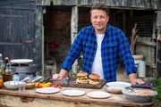 Der Lieblingskoch der Nation bereitet in seinem Landhaus leckere, gesunde Rezepte aus seinem Buch &bdquo;7 Ways&ldquo; zu.