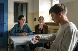 Anna Notrup (Martina Gedeck) hofft, dass es gut f&uuml;r Samuel (Gustav Schmidt) ist, wenn er Kontakt zu seiner Tochter und der Ex-Freundin bekommt, deshalb hat sie Katharina (Vanessa Loibl) zu einem Besuch im Gef&auml;ngnis &uuml;berredet.