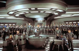 Auf der Erde angekommen, katapultiert Mathesar (Enrico Colantoni, stehend M.) "Commander Peter Quincy Taggart" (Tim Allen, M.) und seine Mannschaft, Gwen DeMarco (Sigourney Weaver, sitzend l.), Alexander Dane (Alan Rickman, sitzend 2.v.l.), Guy Fleegman (Sam Rockwell, stehend r.) und Tommy Webber (Daryl Mitchell, sitzend r.) ins All, damit diese ihm helfen, einen allzu realen und t&ouml;dlichen Widersacher zu besiegen ...