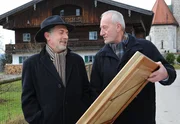 ARD STURM DER LIEBE FOLGE 1719. Alfons (Sepp Schauer, r., mit Michele Oliveri) bringt es nicht übers Herz, das Gemälde wegzuwerfen. ARD STURM DER LIEBE FOLGE 1719. Alfons (Sepp Schauer, r., mit Michele Oliveri) bringt es nicht übers Herz, das Gemälde wegzuwerfen.