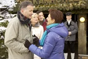 Dr. Roland Heilmann (Thomas R&uuml;hmann, vorn links) &uuml;berrascht seine Frau Pia (Hendrikje Fitz, vorn rechts) mit einem Besuch in einer alten H&ouml;hle. Der Ort hat eine besondere Bedeutung f&uuml;r die beiden. Sie waren fr&uuml;her schon einmal  dort, nachdem sie sich kennengelernt hatten. Dort lernen sie Valerie Hoppe (Eva Habermann) und ihren Freund Uwe Fink (S&ouml;nke M&ouml;hring) kennen. Auch Uwe hat eine &Uuml;berraschung f&uuml;r seine Freundin Valerie geplant.