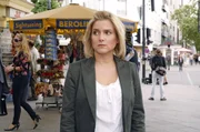 Anna hat den Auftrag, gemeinsam mit ihrer Schwester Komparsen f&uuml;r ein Fotoshooting auf der Stra&szlig;e anzusprechen.