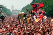Loveparade in Berlin 1996: Rund 600.000 ausgelassene Techno-Fans aus der gesamten Bundesrepublik und dem Ausland sorgen am 13.07.1996 in Berlin f&uuml;r die bislang gr&ouml;&szlig;te Kundgebung von Jugendlichen in der Geschichte des Landes. Das Motto der 96er Ausgabe ist "We are one family".