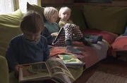 Die jüngsten Einwohner Soomaas sind die Zwillinge Tuul und Torm und ihr ältere Bruder Küü. Sie leben mit ihren Eltern nahezu versteckt im Wald. Die jüngsten Einwohner Soomaas sind die Zwillinge Tuul und Torm und ihr ältere Bruder Küü. Sie leben mit ihren Eltern nahezu versteckt im Wald.