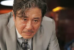 Drogenboss Mr. Jang (Choi Min-Sik) will die neuartige Superdroge CPH4 nach Europa schmuggeln und greift dabei zu gewaltsamen Mitteln.   Die Verwendung des sendungsbezogenen Materials ist nur mit dem Hinweis und Verlinkung auf RTL+ gestattet.