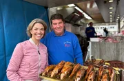 Reporterin Anna Planken (l.) und Fischh&auml;ndler Thomas Mehrholz auf dem Wochenmarkt Duisburg-Rheinhausen im Stadtteil Hochemmerich.
