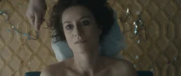 Maria (Maja Ostaszewska) wird von Zhenia massiert.