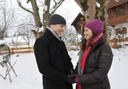 Martin (David Paryla, l.) und Kira (Mareike Lindenmeyer, r.) genie&szlig;en ihre Zeit zu zweit.