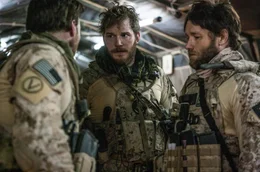 Justin (Chris Pratt, Mi.) und Patrick (Joel Edgerton, re.) geh&ouml;ren der Spezialeinheit Team Six der Navy Seals an.