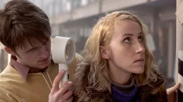 Dirk (l, Leonardo Lukanow) und Johanna (Mareike Beykirch) in der Redaktion.