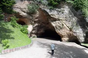 Die Gutmannshöhle ist die größte Höhle Lettlands. Sie entstand vor über 8.000 Jahren und ist ein Touristenmagnet. Die Gutmannshöhle ist die größte Höhle Lettlands. Sie entstand vor über 8.000 Jahren und ist ein Touristenmagnet.