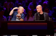 Rateteam-Kapit&auml;n Bernhard Ho&euml;cker (l.) und der Schauspieler Christian Berkel (r.) versuchen gemeinsam, die richtige Antwort zu finden.