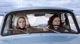 Die Mutter Helga Schreier (rechts &ndash; Lina Wendel) und ihre Tochter Johanna Schreier (Mareike Beykirch &ndash; links) fahren zusammen Auto.