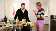 Moderatorin Bettina B&ouml;ttinger und Designer Guido Maria Kretschmer sind seit vielen Jahren befreundet &ndash; eine perfekte Grundlage f&uuml;r entspannte und pers&ouml;nliche Gespr&auml;che beim gemeinsamen Kochen.