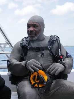 Paul de Gelder and Mike Tyson discusses their next dive with the sharks